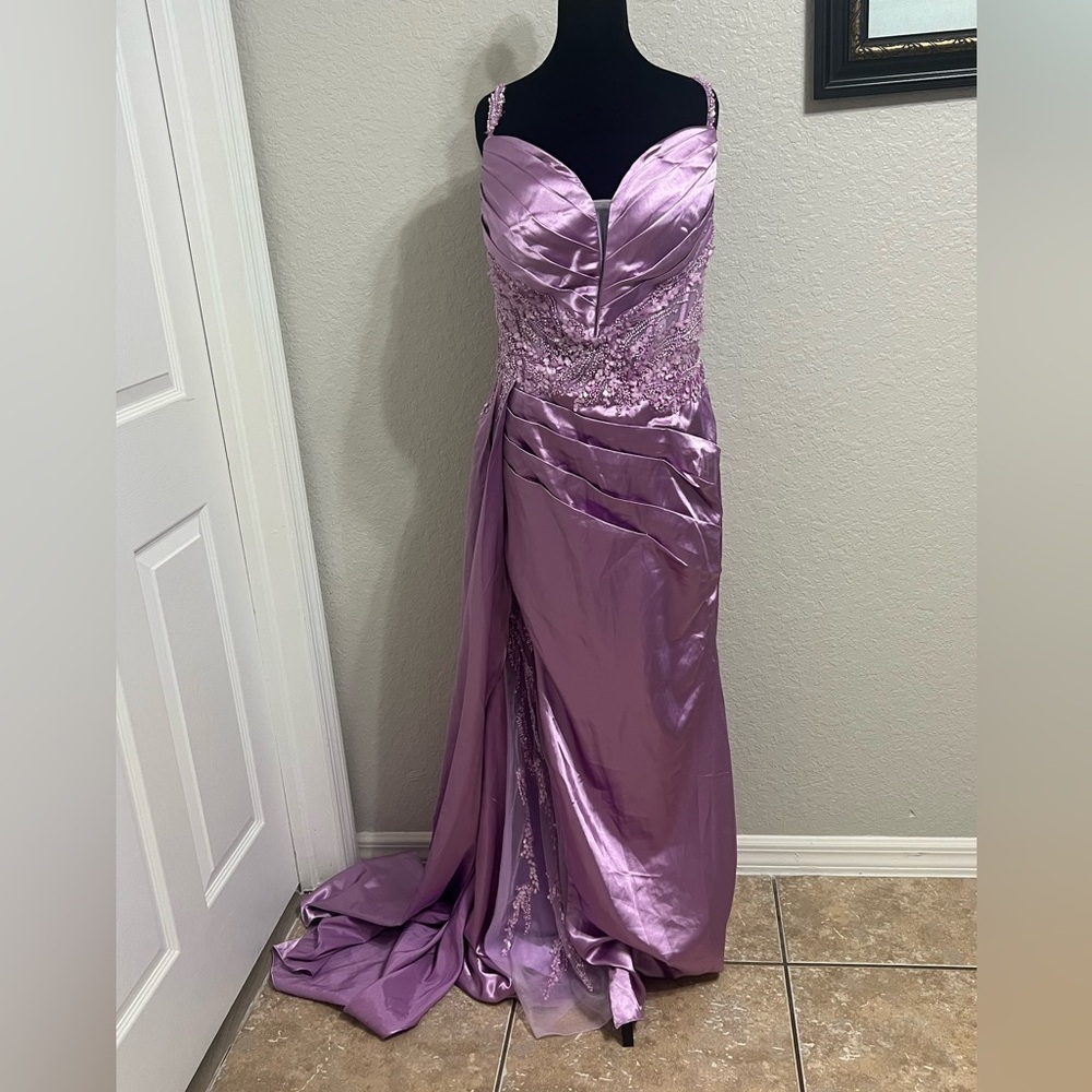 Elegant Lavender Evening Gown
Caja 9 - Picture 2 of 7